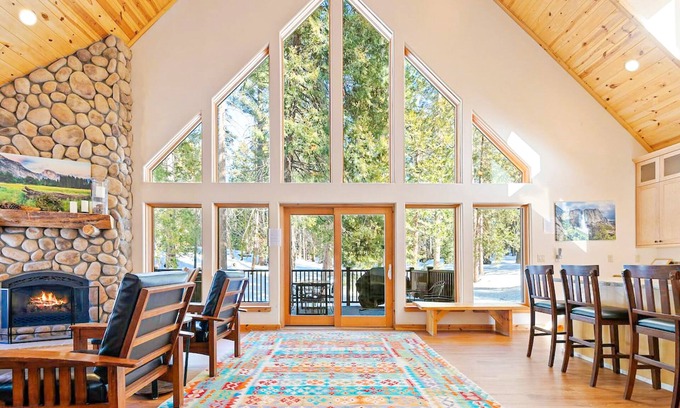 Yosemite National Park House | Beautiful home in the woods with EV charger, deck & Ping-Pong