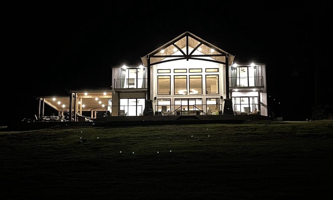 Clarkridge House | Beautiful Home on Lake Norfork. AMAMZING PLACE TO VIEW SOLAR ECLIPSE TOTALITY