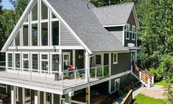 Division No. 8 House | Beautiful House at the Lake!