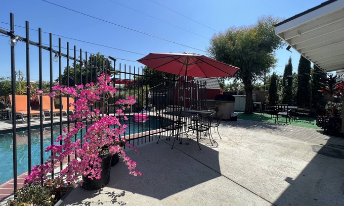 Sherwood Forest and Thistle Development House | Beautiful house with pool near Disneyland & Knotts Convention Center in Anaheim