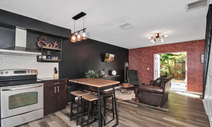 St. Petersburg - Clearwater House | BEAUTIFUL INDUSTRIAL Staycation Townhome