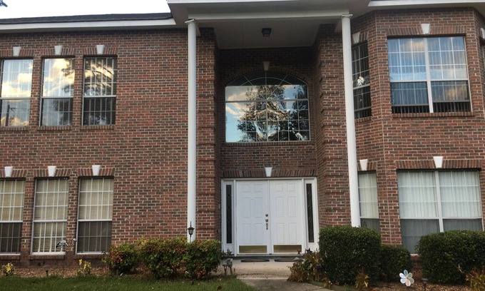 Forest Park House | Beautiful lake Home approx 10 minutes from ATL Intl Airport-20 min Domestic Term