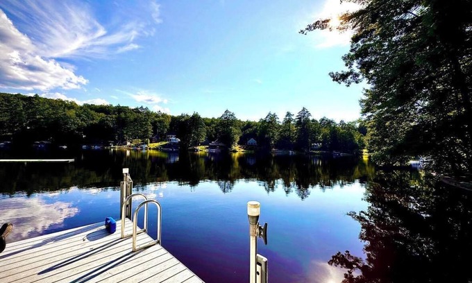 East Wakefield House | Beautiful Lake House on Belleau 100 ft of Waterfront! Kayaks, Jacuzzi 3100 sqft!