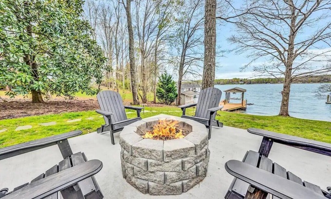 Moneta House | Beautiful Lake View with Gentle Sloping Lot to Lake