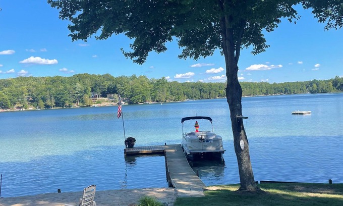 Irons Cottage | BEAUTIFUL Lakefront Cottage W/Pontoon on Harper Lake- Completely Updated!