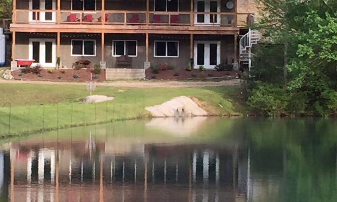 LaFayette Cabin | Beautiful, Lakefront, Mountain View Retreat for Your Group, New 300’ Waterslide.