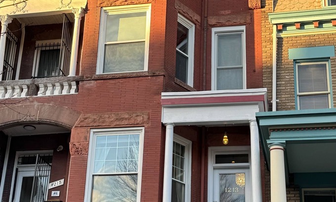 Columbia Heights House | Beautiful Large 5 Bedroom Townhome 1.6 miles to White House. E-bikes available