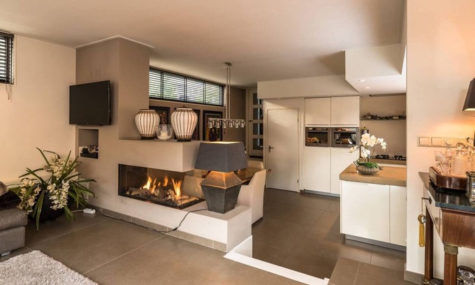 Jordaan Boat Rental | Beautiful large houseboat-apartment at the canal district in the hearth of Amsterdam.