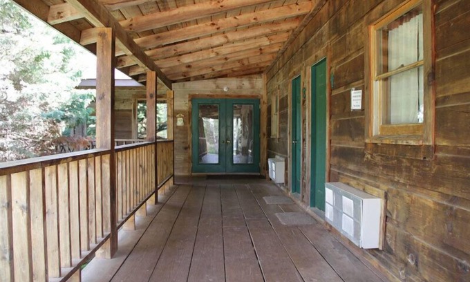 Dandridge Cabin | Beautiful Lodge for groups/families, short walk from Douglas Lake.