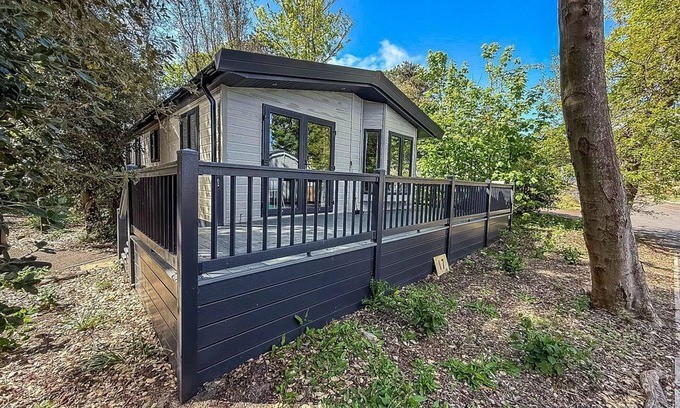 Corton House | Beautiful lodge with decking at Azure Seas in Suffolk, sleeps 6 ref 32217OG