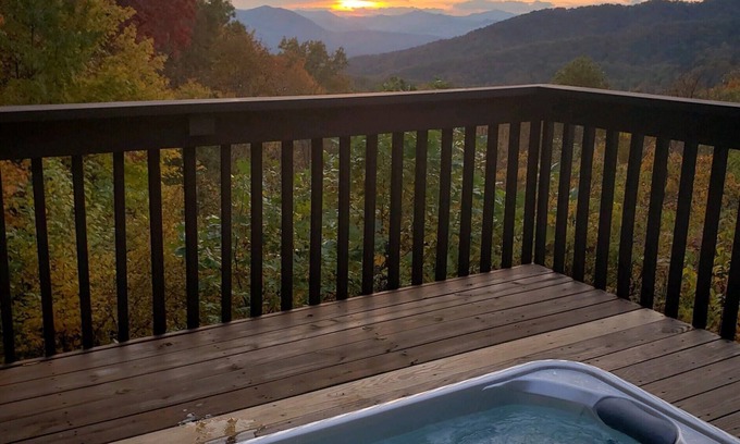 Bryson City Cabin | Beautiful Log Cabin on 20 private acres-Wifi -Hot Tub-Awesome Views