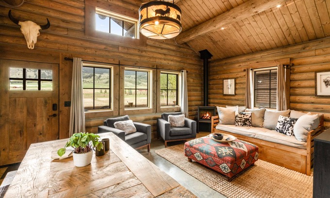 Livingston Cabin | Beautiful Log Cabin Near Yellowstone Park