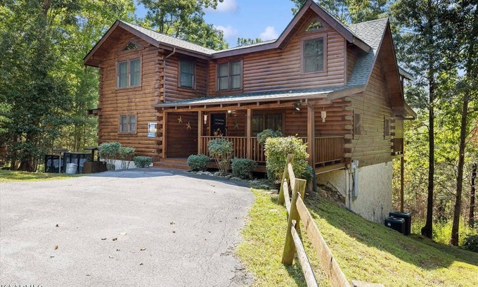 Gatlinburg - Pigeon Forge Cabin | Beautiful Log Cabin, Pool Table, Hot Tub - Mini Golf, Pool, Tennis & Pickleball