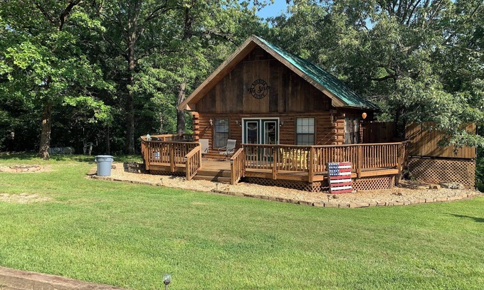 Norfork Cabin | Beautiful Log Cabin w/loft. 1/2 mile to Red's Landing Boat Launch! A+ fishing.