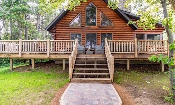 Big Bay House | BEAUTIFUL LOG HOME ON THE WESTERN SHORES OF LAKE PETENWELL