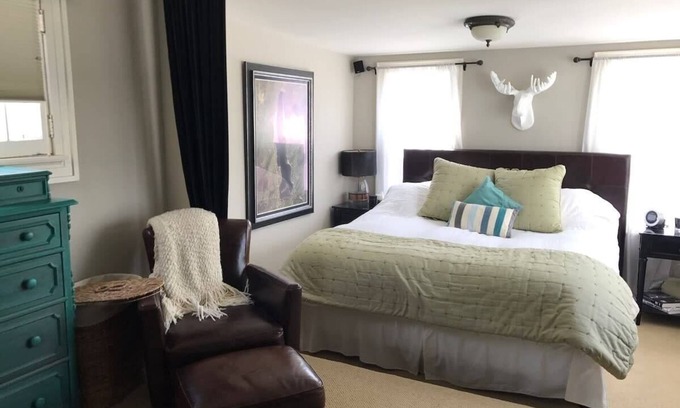 Shorewood House | Beautiful Luxury Home of Shorewood Suites A+B