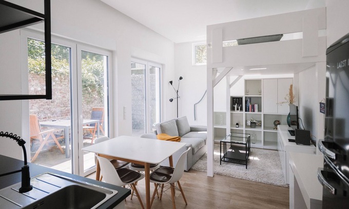 Stadtwald Apartment | Beautiful, modern flat with a terrace