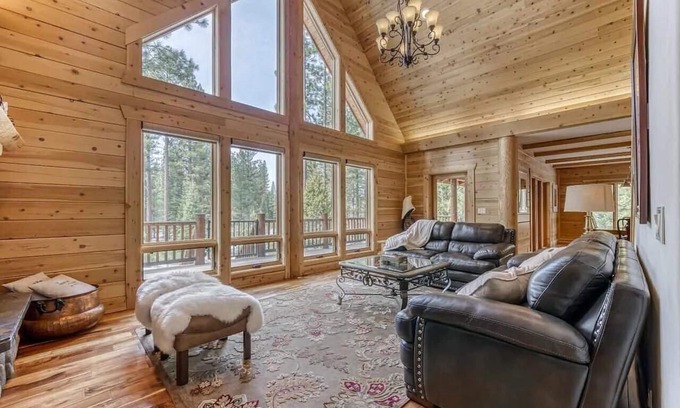 Whitehawk House | Beautiful mountain log home located near world famous hiking, skiing and golfing