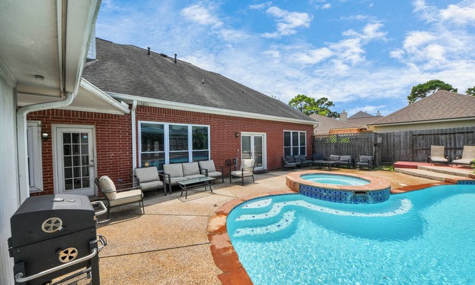 Pinehurst Of Atascocita House | Beautiful Oasis: Pool & Spa 30mins to Downtown CO