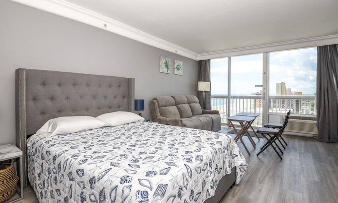 Ortona Park Apartment | 🏖️Beautiful Ocean Views🏝️ Clean room with small balcony