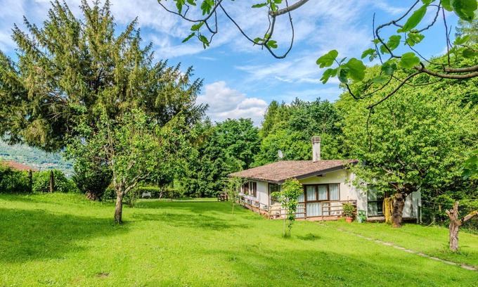 Claino Con Osteno House | Beautiful private villa for 4 people with WIFI, TV, patio, pets allowed, panoramic view and park.