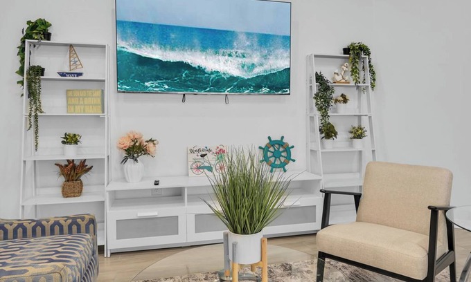 Sandalwood House | Beautiful relaxing and Spacious 3 bedroom 2 bathhouse close to the beach,