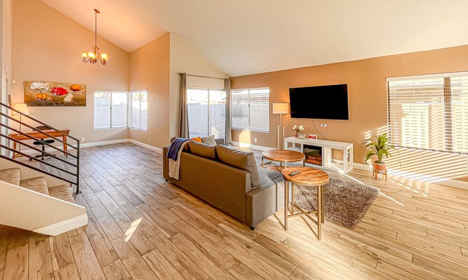 Spring Valley House | Beautiful Remodeled 4 b3b home minutes to strip