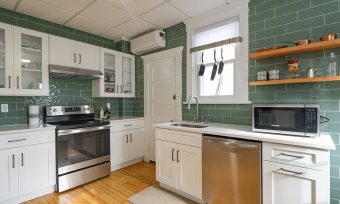 Downtown Cottage | Beautiful Remodeled Downtown Frederick Cottage (Pet-Friendly)
