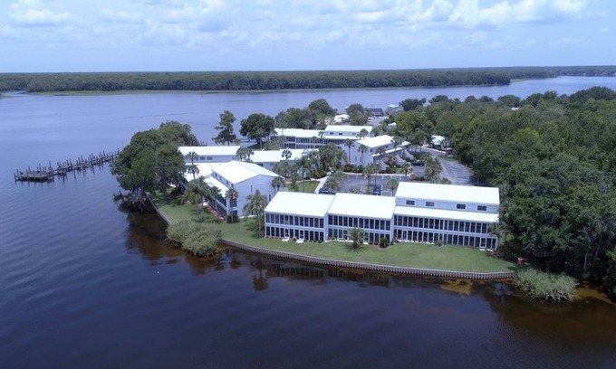 Welaka House | Beautiful Riverfront Getaway