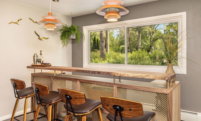 Glendale House | Beautiful riverside yard, hot tub, game room, large dining table! n