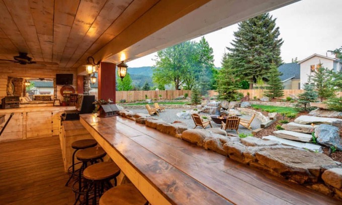 Kellogg House | Beautiful Rustic 6 bedroom House with water park access to Silver Rapids