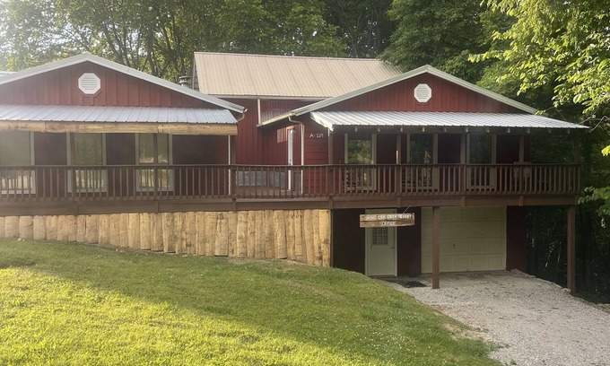 Baxter Cabin | Beautiful rustic cabin with loft! Huge Kitchen! On Center Hill Lake!