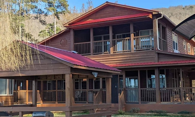 Scottsboro Cabin | Beautiful rustic lodge located on Lake Guntersville with private boat ramp/dock