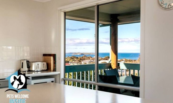 Encounter Bay House | Beautiful Sea & Lake Views - Sleeps 12!