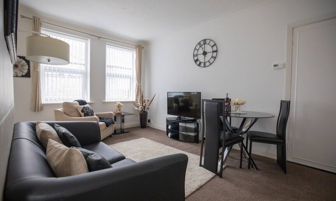 Cullercoats Apartment | Beautiful Seaside Apartment is 5 mins walk to Town Centre and Metro Station.