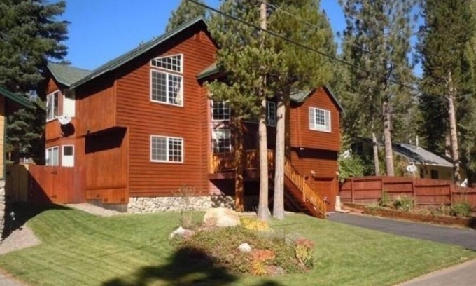 North Upper Truckee House | Beautiful secluded mountain retreat fully furnished with hot tub, pool table
