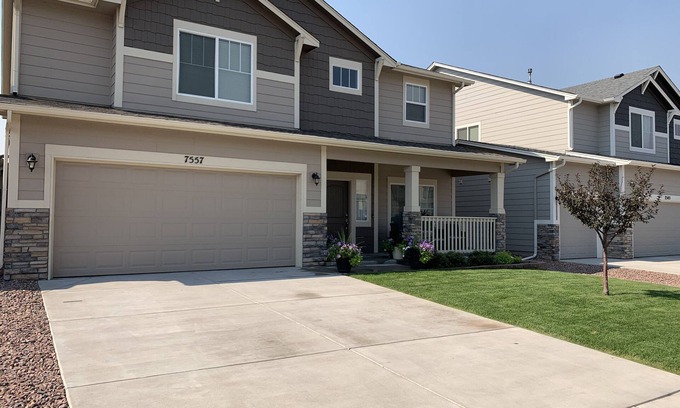 Cimarron Hills House | Beautiful Spacious Contemporary Craftsman Style Home