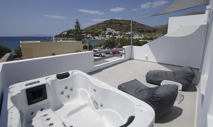 Kini Apartment | Beautiful studio directly at the sea, Wifi, 2 pers. | Syros, Cyclades