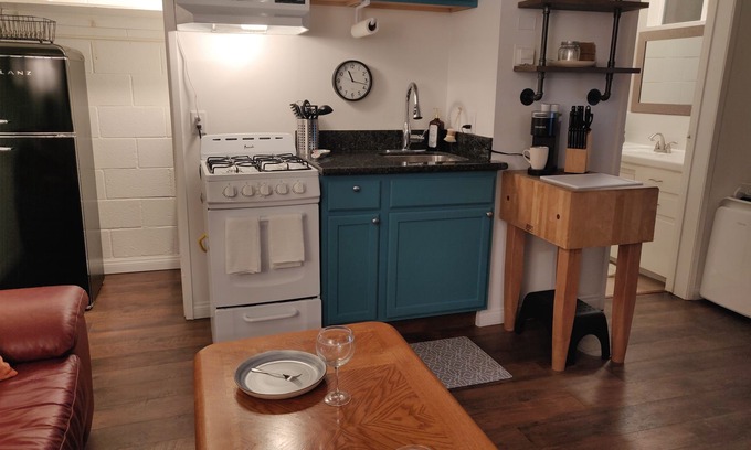 Oleander - Sunset Apartment | Beautiful Studio, Gated Private Yard, Fast WiFi with Parking