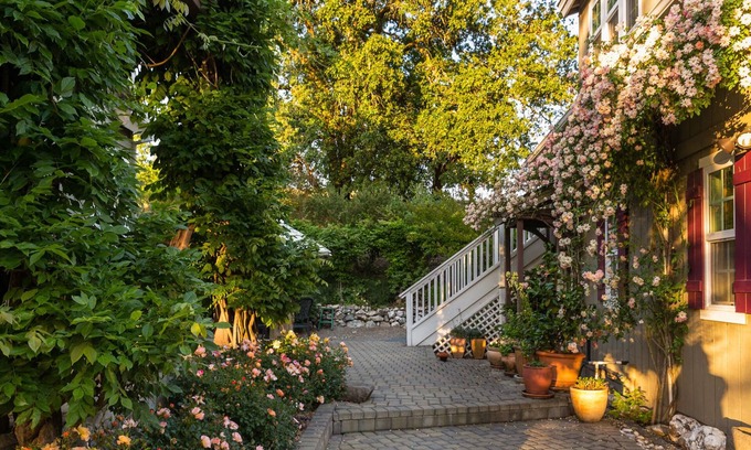 Healdsburg House | Beautiful Studio Getaway in the Heart of Wine Country