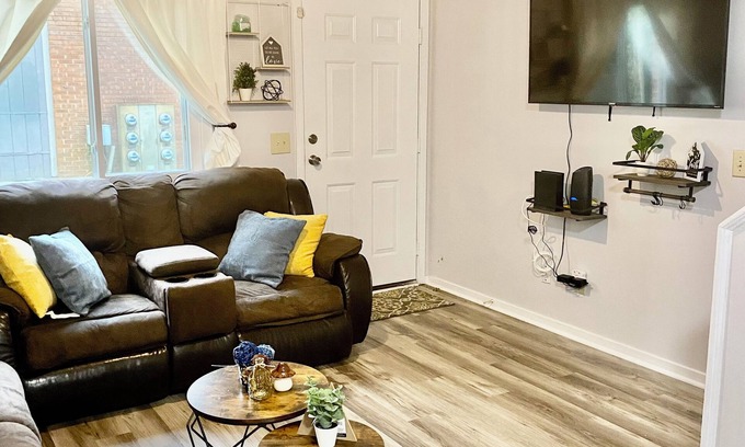 Seven Oaks House | Beautiful & Stylish 2 BR & 2.5 Baths 10min downtown, 5min Lexington Med Center