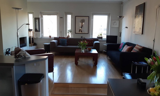 Grachtengordel-West Apartment | Beautiful, Sunny, 1 Bd, Apt in Ctr. w. Lift & Fireplace long term avail.