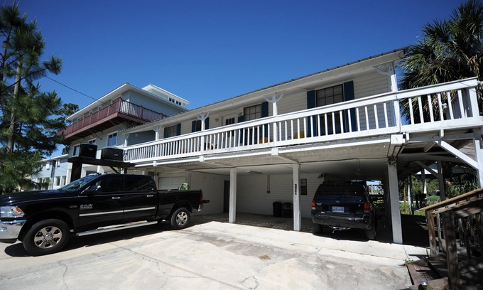 Suwannee House | Beautiful Sunsets-Upstairs Unit.Enjoy The Natural Beauty Of Old Florida