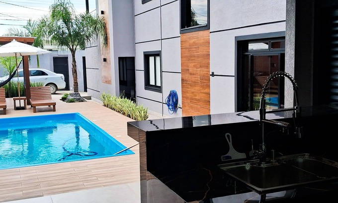 Muquem House | Beautiful Townhouse with 3 suites, Pool and Garage for 4 Cars