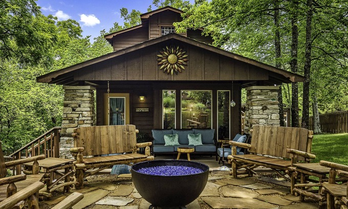 Eureka Springs Historic District Cabin | Beautiful two bedroom cabin with a five minute walk to Eureka Springs Main St