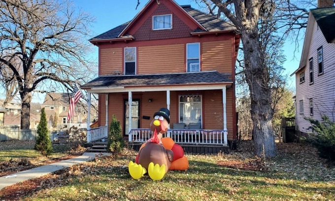 Albert Lea House | Beautiful Two Story Home by Fountain Lake and Mayo Clinic