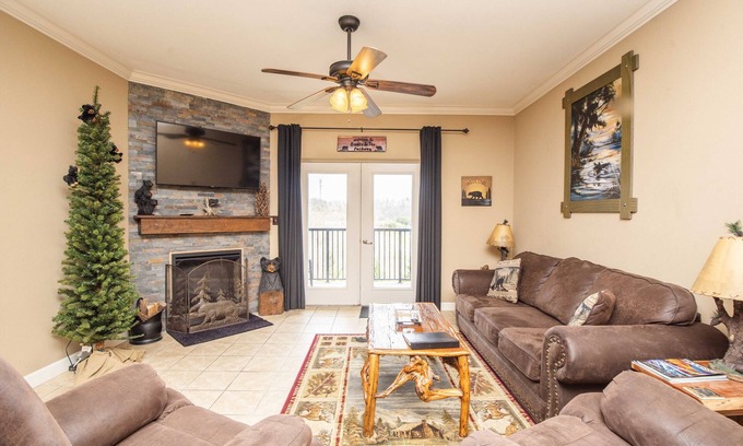 Pigeon Forge Condo | Beautiful Upgraded Luxury Condo in Great Location with Mtn Views & Great Beds