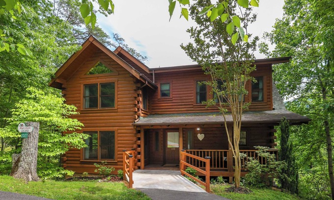 Gatlinburg - Pigeon Forge Cabin | Beautiful View & Very Private, Hot Tub, Pool Table - Pool, Fishing, Putt Putt