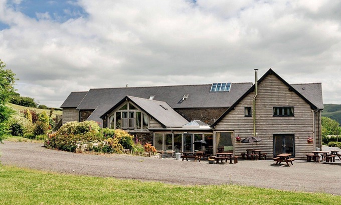 Devils Bridge House | Beautiful villa for 19 guests with WIFI, hot tub and pets allowed