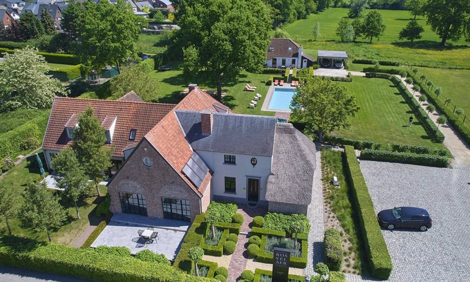 Balen Villa | Beautiful villa with a garden and swimming pool